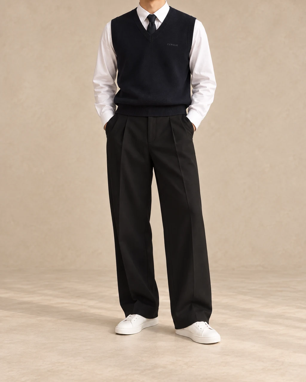 Gilet CERCLE bleu marine et pantalon noir à pinces, portés avec une chemise blanche et une cravate, cadrés sans visage